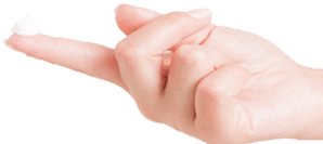 Creme auf Zeigefinger gegen Nagelpilz